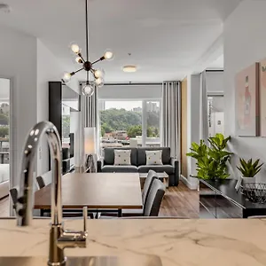 Initial / Spritz / Downtown Qc +stat Apartment