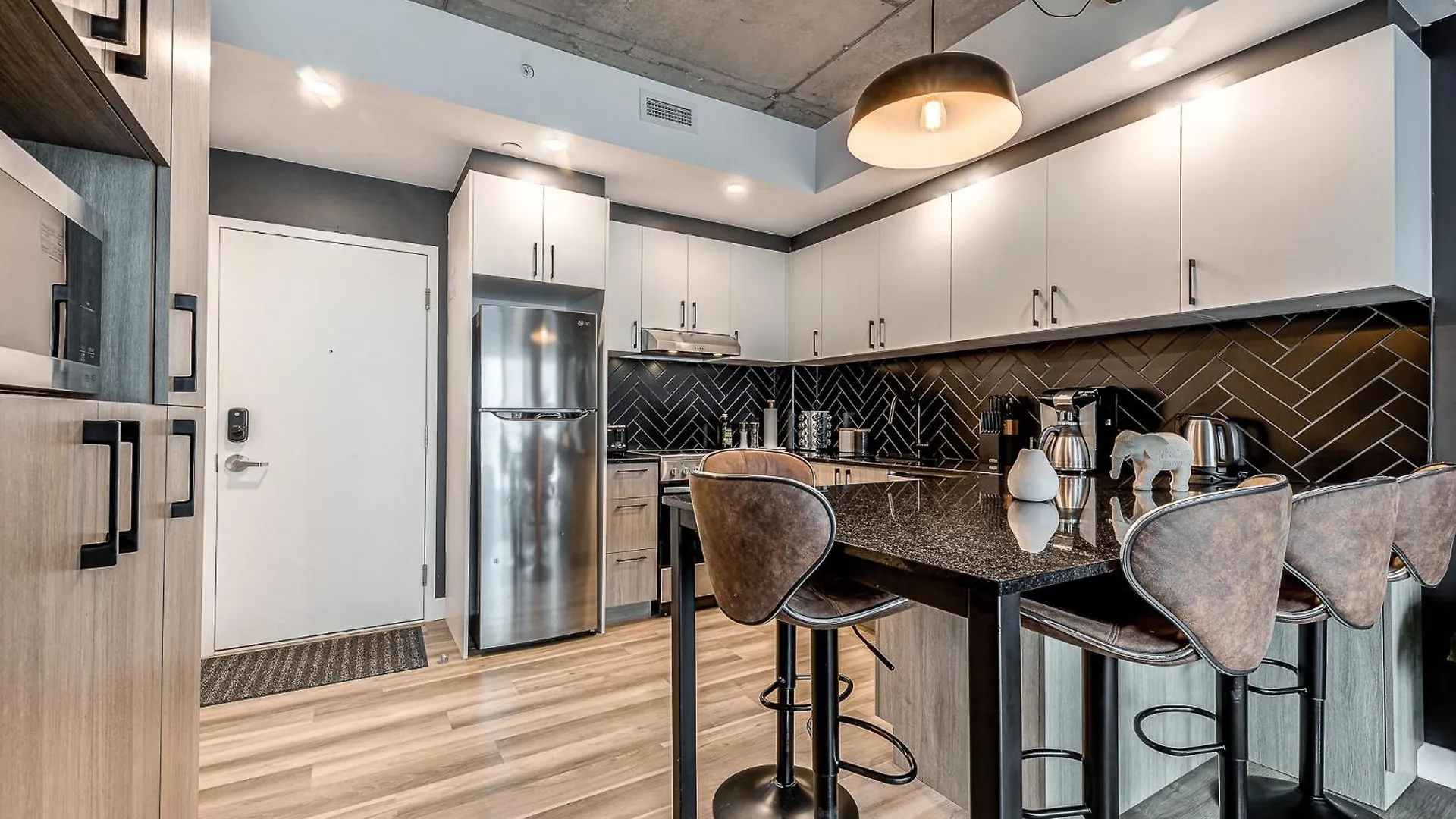 Appartement Luxe, Incredible Sunset View, Pool, Parking, Near Old Quebec 0*, Quebec City Canada